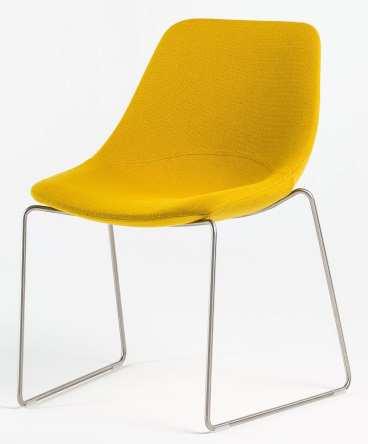 Krzesło siedzisko w kształcie kubełka; stelaż w formie dwóch równoległych płóz Krzesło w całości tapicerowane tkaniną w kolorze niebieskim Tkanina: odporność na ścieranie 75000 cykli Martindale a (