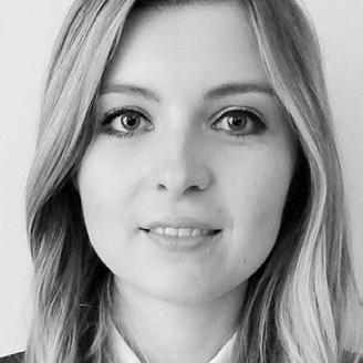 Specjalizuje się w prawie umów, dla klientów przygotowuje projektu umów i regulaminów niezbędnych do bieżącej pracy przedsiębiorstw.
