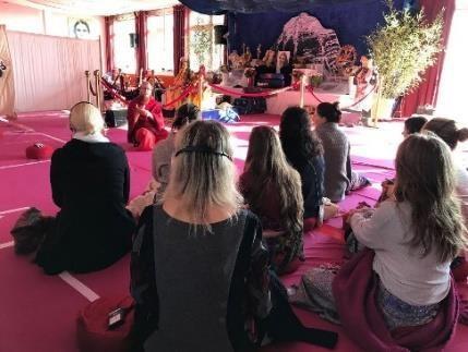 4. Sadhana w Shree Peetha Nilaya Nowa Sadhana seria Rozmów i Praktyki Wycisz swój umysł: Rozmowy o Dźapie i Praktyka prowadzone przez Rysziego Tulsidasanandę to nowa Sadhana w SPN.