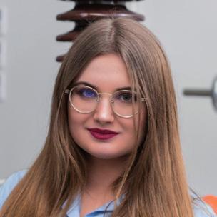 Studia bardzo interdyscyplinarne i wymagające - odbyłam niepowtarzalną podróż od metali i stopów, przez przetwórstwo tworzyw sztucznych, prosto do skali nano. Dlaczego Politechnika?
