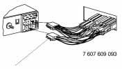 INSTRUKCJA MONTA U 3. 4. 7 607 621... Zale ne od marki i typu pojazdu specjalne przewody (adaptery), niezbêdne do pod³¹czenia radioodtwarzacza w posiadanym samochodzie.
