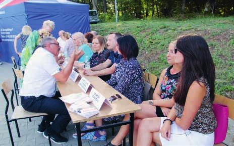 Tłumnie we wszystkich tych imprezach uczestniczą całymi rodzinami mieszkańcy gminy i licznie przybyli goście.