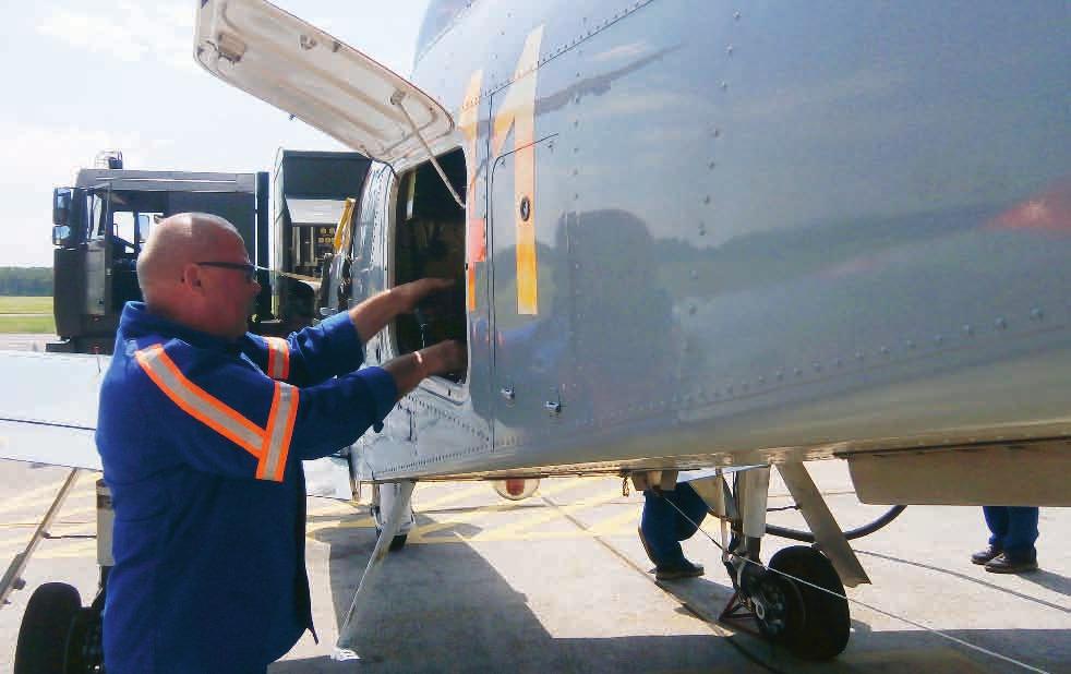 STRONA 4 MIASTO Życie radomskie O sukcesie decydują trening i skupienie cd. ze str. 1 ORLIKI PRZED AIR SHOW Rozmowa z mjr.