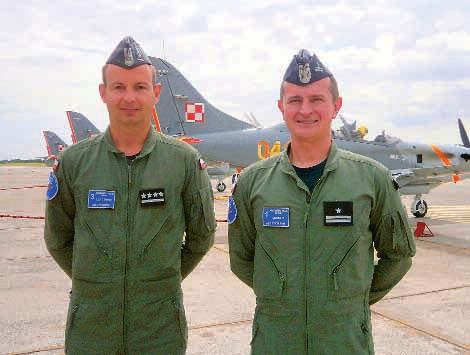 Zakładamy, że jeżeli ktoś już umie lecieć w grupie sześciu samolotów, to później nie ma znaczenia czy jest samolotów 7, 8 czy 9.