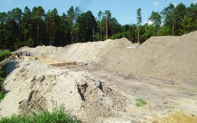 rzadko kto obserwuje krajobraz za oknami- codziennie ten sam. Siedzące naprzeciw panie w średnim wieku wymieniają uwagi na temat szykującej się podobno podwyżki cen za wodę i ścieki.