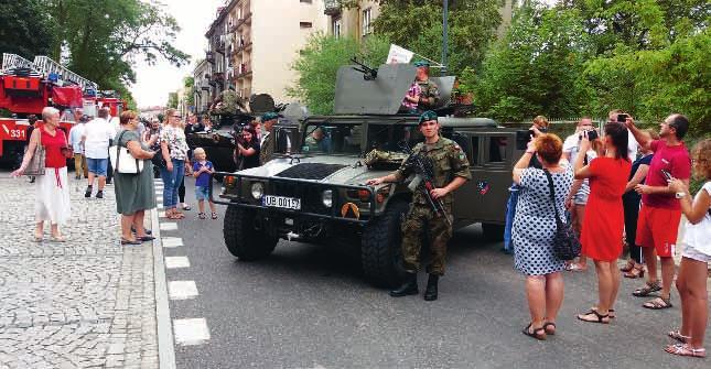 Święta Wojska Polskiego z piknikiem rodzinnym 100 LAT NIEPODLEGŁEJ Mieszkańcy Radomia tłumnie uczestniczyli w uroczystościach z okazji święta Wojska Polskiego i pikniku rodzinnym zorganizowanym 15