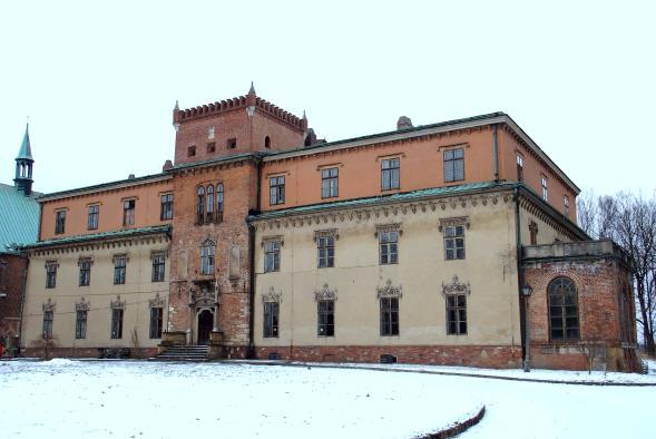 Kościół jest orientowany. Do położonego we wschodniej części kościoła prezbiterium przylega od północy zakrystia.