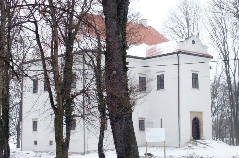 górnym tarasie wyłożona była płytami, otoczona kamienną balustrada z wazonami i marmurowymi posągami. W roku 1960 r.