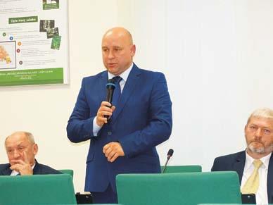 W imieniu własnym oraz pracowników placówek oświatowych naszej gminy, kwiaty i gratulacje złożyła dyrektor Janina Pawełek oraz dyrektorzy szkół i przedszkola.