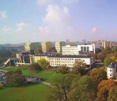 wszystkie wydziały zlokalizowane w jednym miejscu cztery domy studenckie nowoczesna stołówka i barki, Klub Studencki Kazik parkingi,