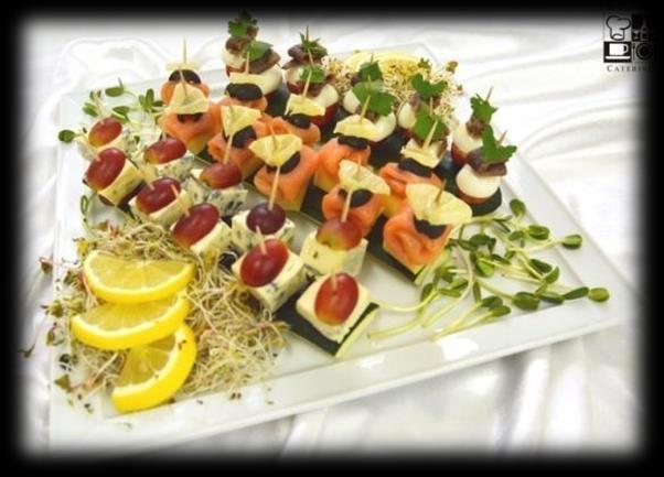 Wigilia z Masters Catering Bufet zimny i przekąski Kompozycja Wigilijnych różności 25 porcji / 175 zł 5 x tymbaliki z łososia 5 x