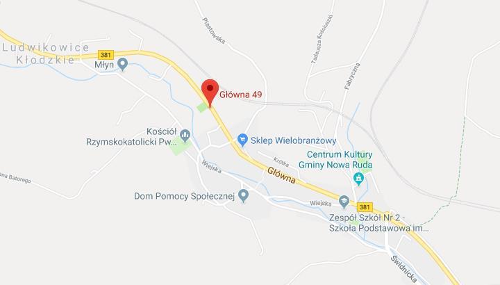 Lokalizacja i dostępność komunikacyjna: Nieruchomość położona jest w Ludwikowicach Kłodzkich przy ul. Głównej 49, w województwie dolnośląskim, powiecie kłodzkim.