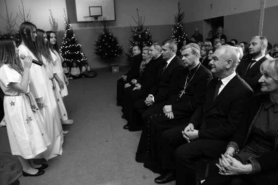 Świąteczne spotkanie pracowników oświaty w Łapach Wolność Wolność - to słowo było motywem przewodnim tegorocznego spotkania kadry oświatowej Miasta i Gminy Łapy z ks. biskupem Tadeuszem Bronakowskim.
