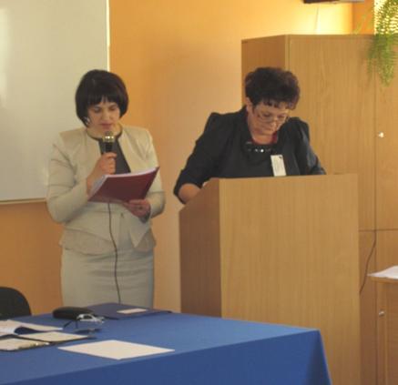 Hanna Sposób Przewodnicząca ORPiP i Danuta Laszuk Przewodnicząca Komisji Uchwał i Wniosków, w trakcie omawiania projektu stanowiska.