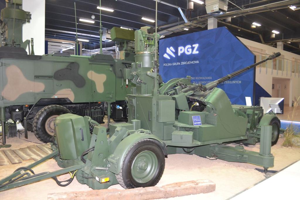 Armata przeciwlotnicza AG-35 kalibru 35 mm z integralna głowicą optoelektroniczną. Fot. M.