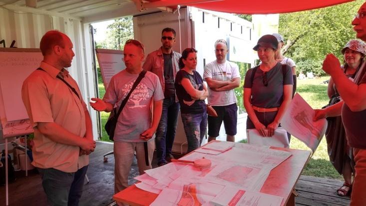 ważnych dla użytkowników Parku. Zebrane zostały wnioski i uwagi przechodniów. KTO ODPOWIADAŁ NA PYTANIA Ryc.