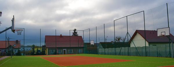 7 Przebudowa piłkochwytów przy ogrodzeniu Zespołu Rekreacyjno-Sportowego w Chłopowie została przeprowadzona w 2016 roku.