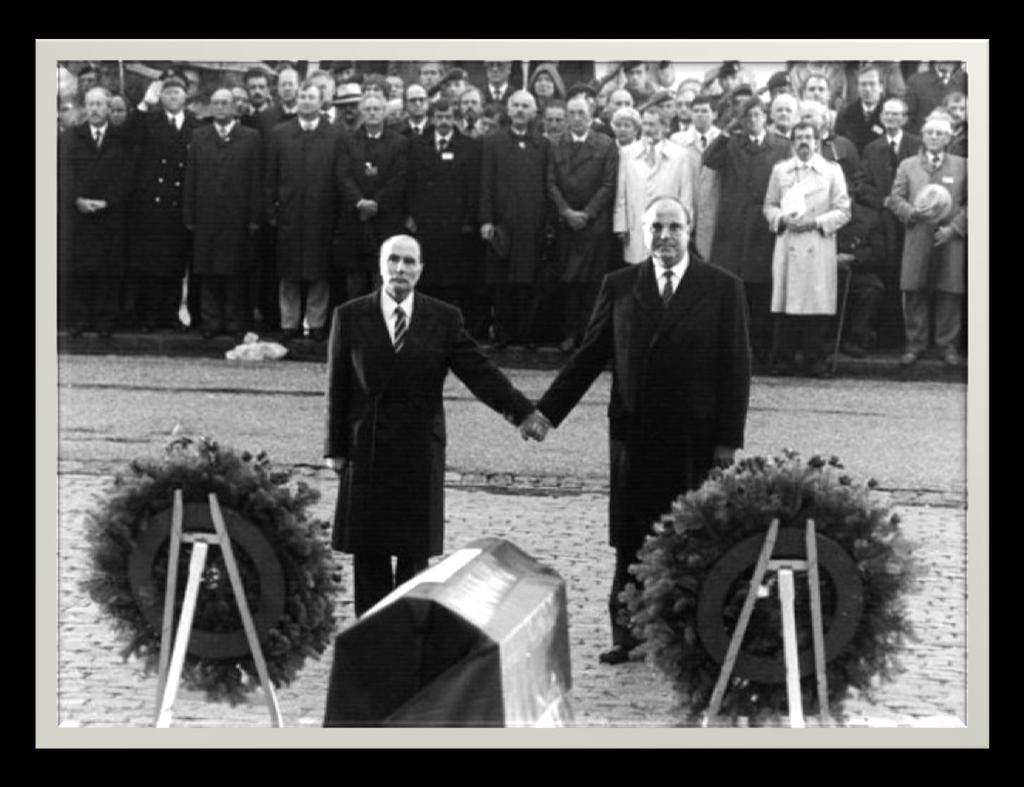 22 września 1984 - francuski prezydent Francois Mitterrand i kanclerz federalny Helmut Kohl podają sobie ręce nad