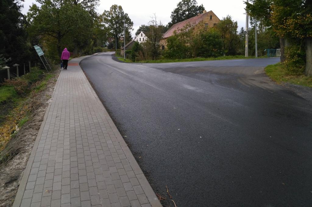 W ramach poprawy bezpieczeństwa ruchu drogowego w ciągu roku dwukrotnie koszono pobocza dróg, w celu umożliwienia swobodnego odpływu wód z jezdni wykonywano ścięcie poboczy.
