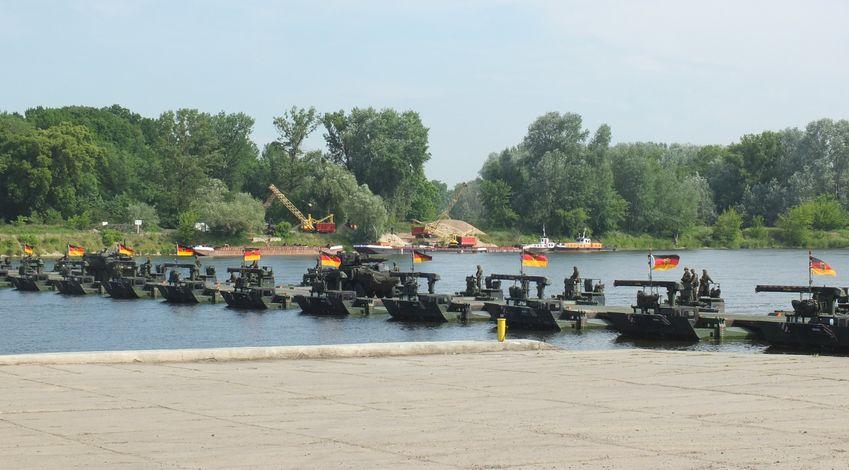 Computer Based Training). Jednym z elementów IRB są też Bridge Erection Boats, czyli kutry pozwalające na manewrowanie w wodzie z prędkością do 16 węzłów w obszarze między elementami mostu.