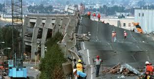 Rysunek 10 Zawalone drogi i budynki, Indonezja 2004r. Rysunek 11 Zalana Indonezja 2004r.