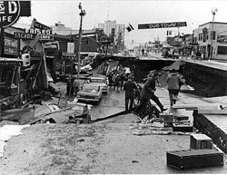 1964. Trwało 4 minuty 38 sekund, miało magnitudę 48 9,2 i zabiło ok. 140 osób. Upłynnienie gruntu, szczeliny, osuwiska i inne przekształcenie powierzchni spowodowały ogromne straty materialne.