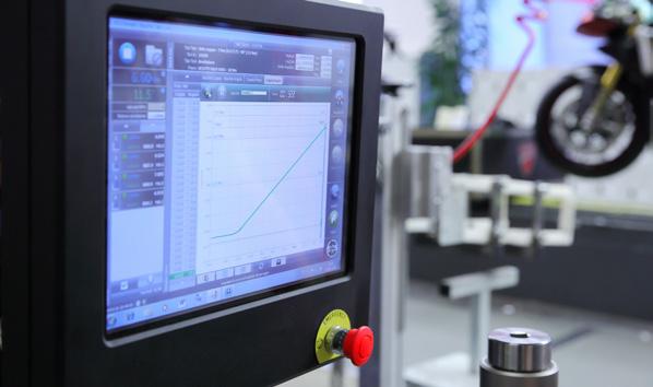 FTY Tester wkrętarek i kluczy dynamometrycznych Wprowadzenie parametrów testowych i wykonanie testu o 40% szybciej niż jakiekolwiek inne porównywalne stanowisko testowe na rynku Korzyści FTY odtwarza