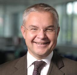 przedsiębiorstwach. Od ponad 25 lat usprawnia procesy i działalność operacyjną przedsiębiorstw polskich i zagranicznych.