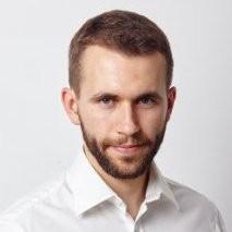 Swoją karierę zawodową związaną z finansami rozpoczął w 2013 roku pracując dla jednej z największych światowych firm audytorskich Deloitte, gdzie przeprowadzał badania sprawozdań finansowych.