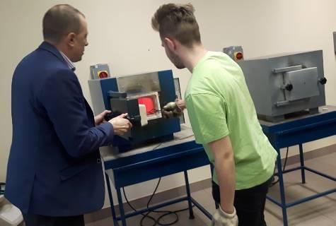 Samodzielnie przeprowadzają procesy obróbki cieplnej oraz wykonują badania właściwości mechanicznych (do wyboru: próba