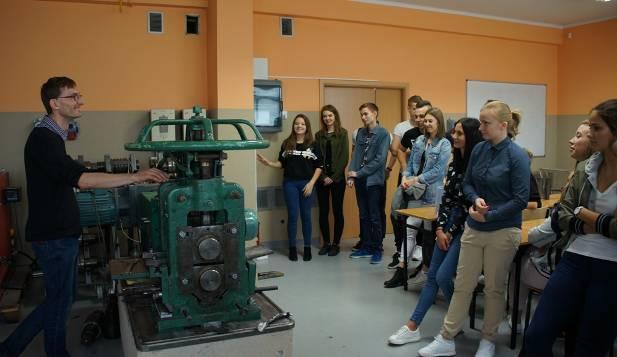 Temat nr 9 Przewalcujmy coś czyli modelowanie procesów przeróbki plastycznej metali W ramach zajęć uczestnicy zostaną zaznajomieni z podstawowymi właściwościami wytrzymałościowymi badanego metalu.