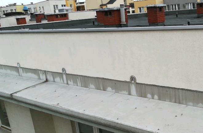 Zniszczone oraz brakujące kratki wentylacyjne znajdujące się na dachu budynku zostały wymienione na nowe. Prace przeprowadzone zostały w dwóch etapach.