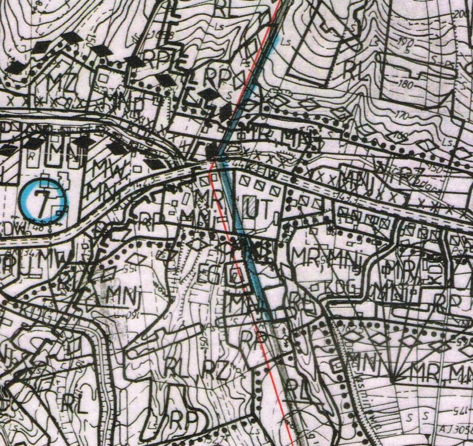 Rys. 9 Porównanie granic wpisu do rejestru zabytków na podstawie planów miejscowych z 1989 r. (kolor czerwony) oraz 1998 r. l.