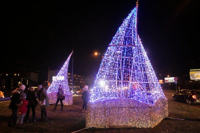 Świąteczna odsłona dzielnic Świąteczna atmosfera zapanowała już na Cisowej i w Chyloni. 5 grudnia rozbłysły tam pierwsze iluminacje. Tradycyjnie ich motywem przewodnim są akcenty marynistyczne.