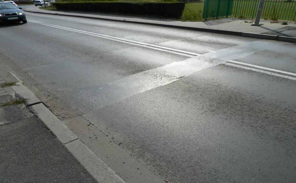 Miejsce połączenia asfaltu lanego i nawierzchni poza