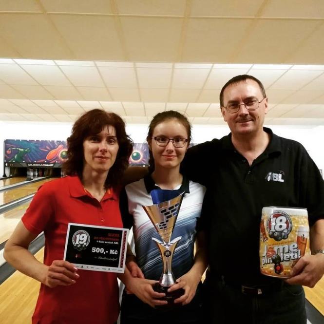 *Chyba to już pięć la, co trenuję z satysfakcją. 3) Co najbardziej lubisz na tym sporcie? *Jest to taki relaks. Kiedy grasz bowling, tak przy tym ładnie wyglądasz.