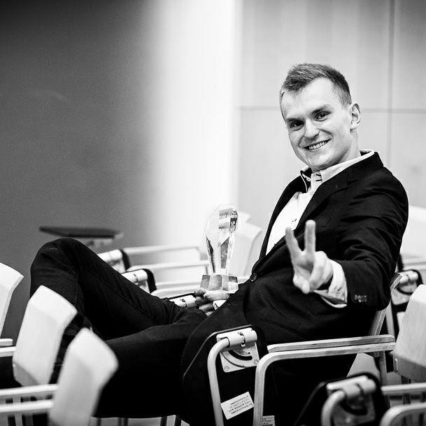 Od A do Z czyli spowiedź Marka Grycza Marek Grycz, absolwent naszej szkoły, talentowany pięcioboista nowoczesny, zdobywca wielu nagród czyli sportowiec duszą i ciałem.