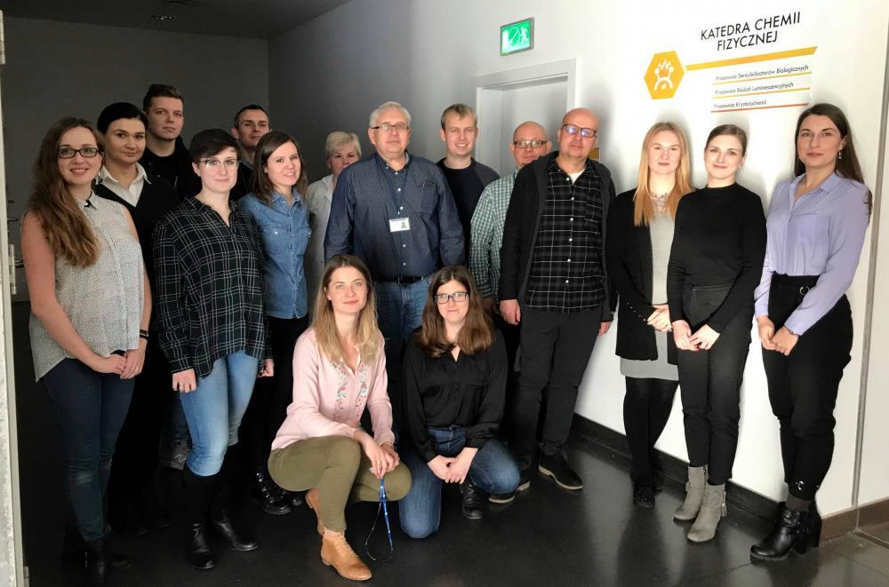 Katedra Chemii Fizycznej Kierownik Katedry: prof. dr hab. Janusz Rak Pracownicy: dr hab. Karol Krzymiński, prof. UG dr hab. Artur Sikorski, prof. UG dr hab. Piotr Storoniak, prof. UG dr inż.