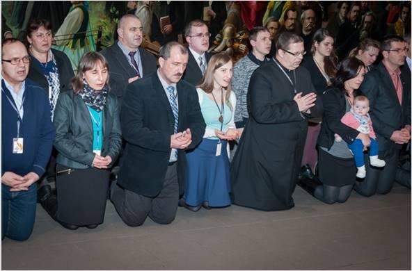 Popołudnie i wieczór Wieczorem tradycyjnie w czasie Nieszporów moderator generalny udzielił