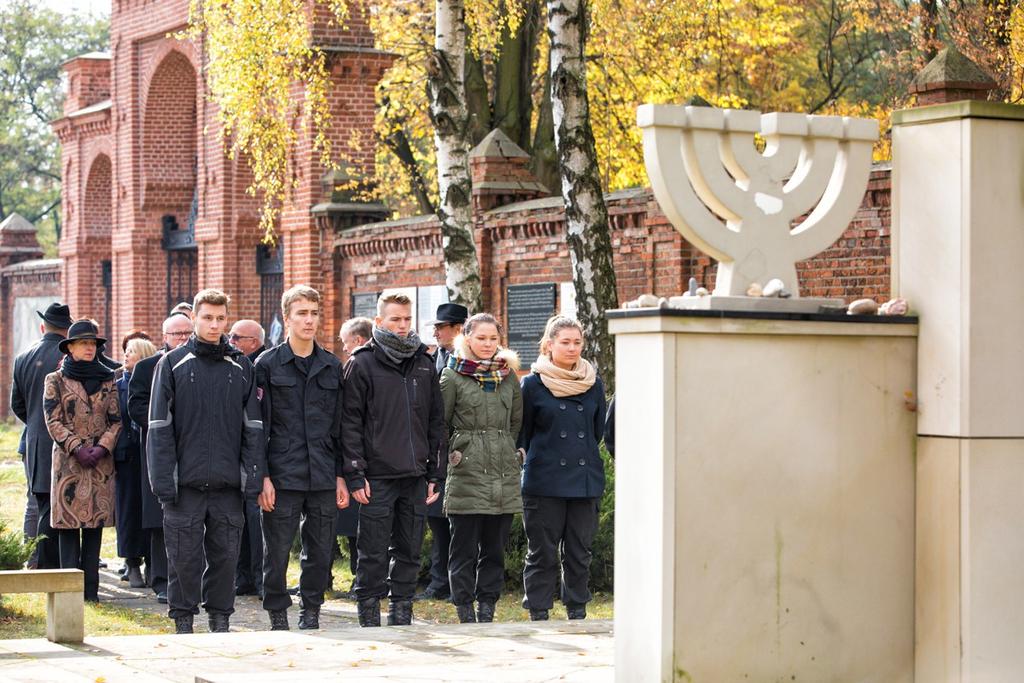 Fot. 4. Zapalanie zniczy przy pomniku obok żydowskiego cmentarza Po oficjalnych uroczystościach poszliśmy na cmentarz i zapaliliśmy znicze przy grobie przodków Anny Drabik rodziny Dawida Prussaka.