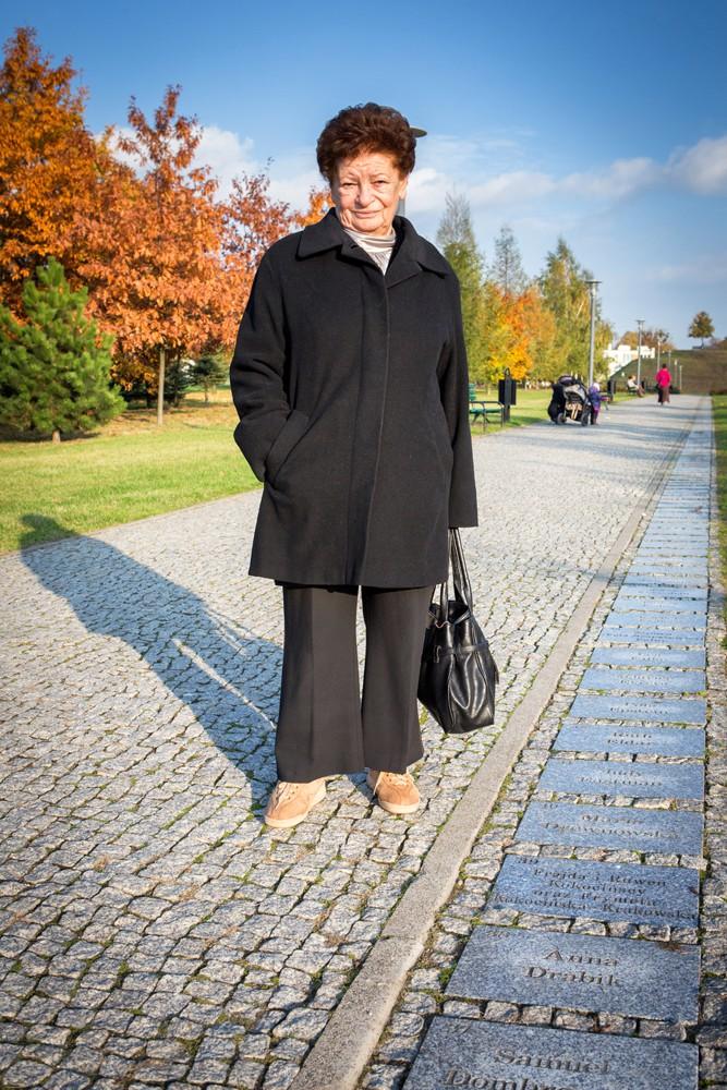 Fot. 6. Anna Drabik przy swoim kamieniu. Następnie przeszliśmy do Centrum Dialogu, gdzie uczestniczyliśmy w otwarciu wystawy Litzmannstadt Getto. Ślady.