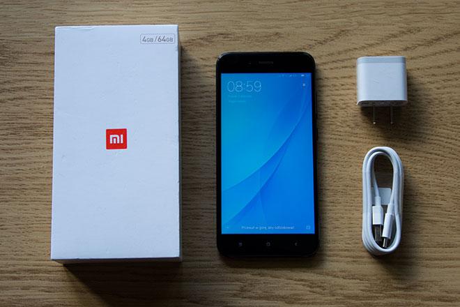 Wygląd i pierwsze wrażenia Po wyjęciu sprzętu z pudełka naszym oczom ukaże się ładny i schludny smartfon.