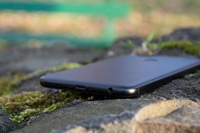 Tył urządzenia został wyposażony w podwójny aparat papilarnych, bryłę telefonu. a na Obok samym nie zabrakło dole niepodwójnej zabrakło logo lampy producenta. LED.