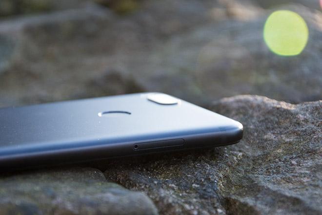 brak modułu NFC może być sporym rozczarowaniem, ponieważ to dzięki niemu możemy wygodnie płacić zbliżeniowo za pomocą telefonu. Jakość rozmów jest bardzo dobra.