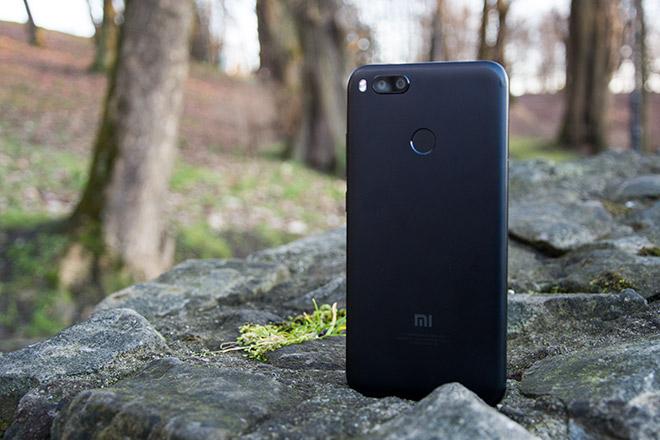 do Note 5A. Czas ładowania telefonu zajmie nam około 2,5 godziny. Szkoda, że producent poskąpił na mocniejszą ładowarkę, gdyż wspomniany Snapdragon 625 obsługuje technologię Quick Charge.