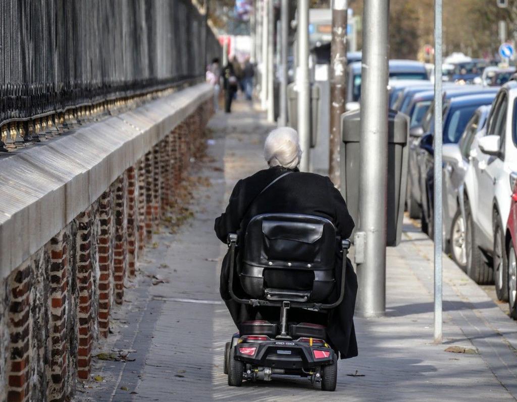 łów NFZ. - Na Śląsku oddział NFZ przesłał informacje do aptek, aby refundowały pojedyncze sztuki pieluchomajtek tylko do 0,85 zł (pozycja 100) lub 1 zł (pozycja 101) za sztukę!