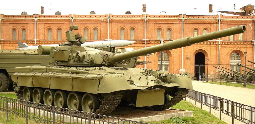 Turret of T-72B tank with opened spaces for NERA armour plates [9] Pierwszymi elementami tego typu pancerza były płytki stalowe przekładane gumą.