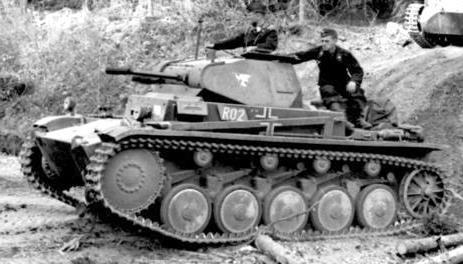 Jako przykład można posłużyć się konstrukcjami sowieckimi czołg T-26 oraz niemieckimi czołg PzKpfw II (fot.2).