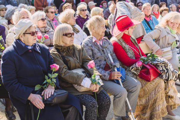 Warszawa i Ministerstwa Kultury i Dziedzictwa Narodowego. Babcia, matka i wnuczka mówią o swoich problemach i nadziejach, sprawach, które mogą się zdarzyć każdemu z nas.