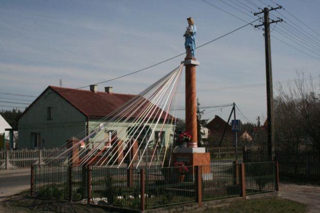 Ponadto znajduje się tutaj dom przedwojenny z 1932 roku. Kapliczka murowana św.